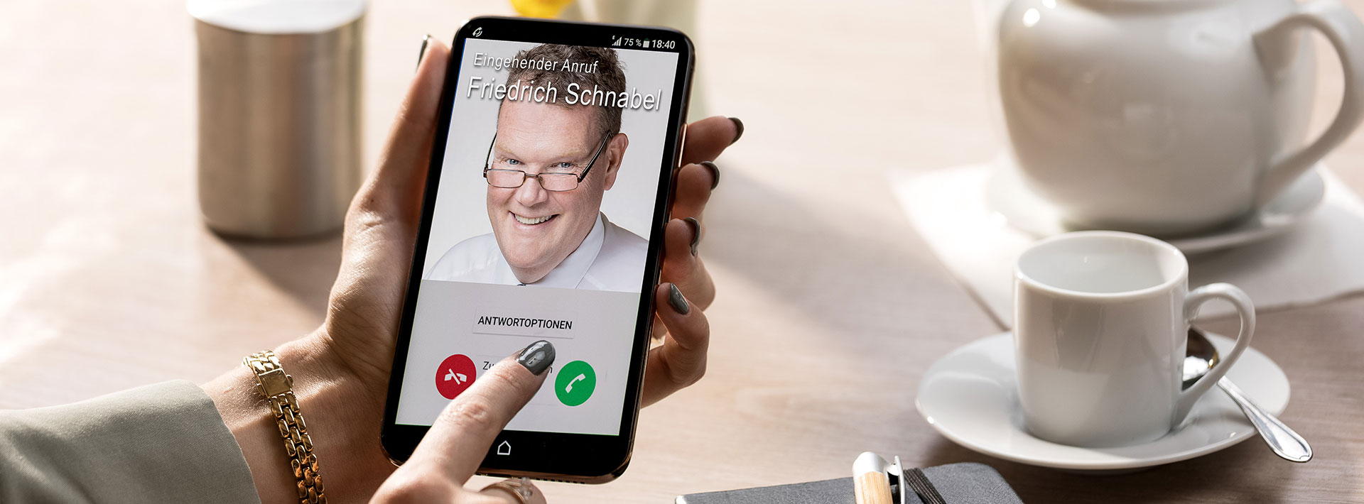 Smartphone Anruf antworten Frau Hand